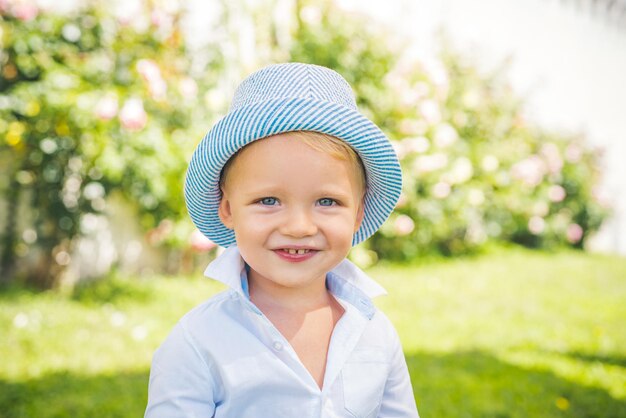 Bambino felice del ragazzino all'aperto nella natura adorabile bambino che si diverte