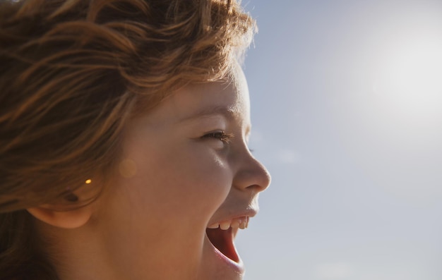 Bambino felice del ritratto del profilo dei bambini che grida Bocca sorridente dei bambini