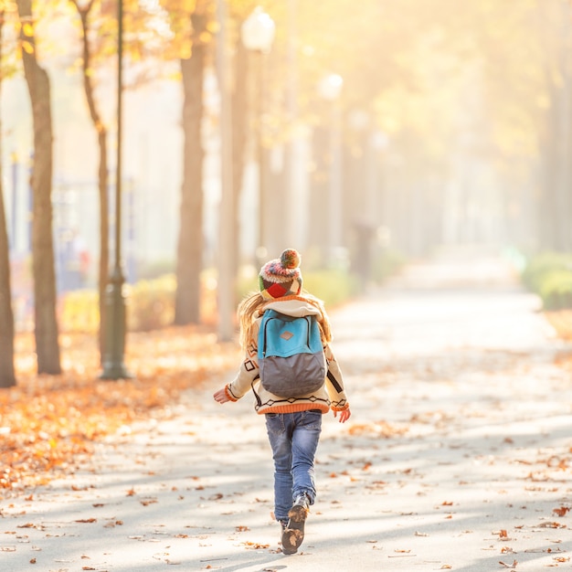 Bambino felice dopo la scuola