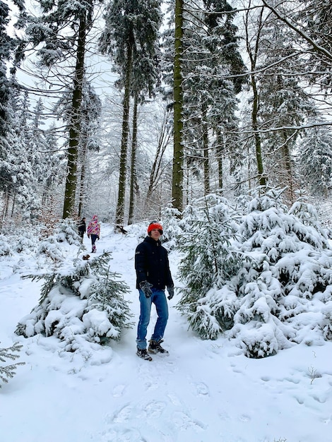 Bambino felice e bellissimo paesaggio invernale Ragazzo adolescente in una giornata gelida nella foresta coperta di neve