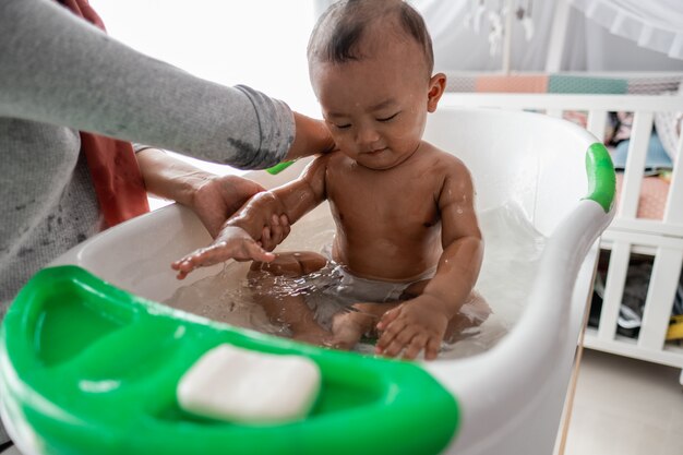 Bambino felice facendo un bagno con la madre