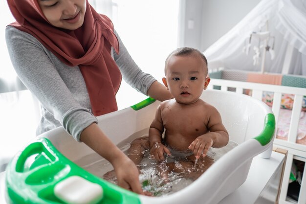 Bambino felice facendo un bagno con la madre