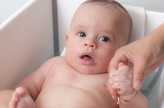 Bambino felice, facendo una doccia