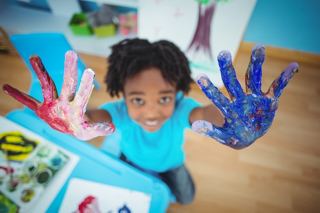 Bambino felice godendo di arti e mestieri pittura