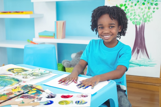 Bambino felice godendo di arti e mestieri pittura