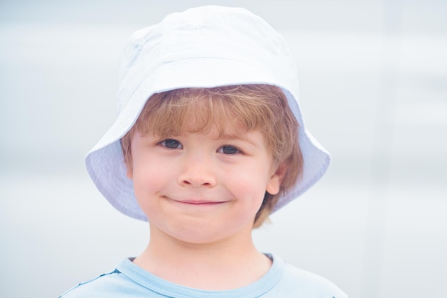 Bambino felice in cappello giornata internazionale dei bambini primo piano ritratto di un ragazzo felice ragazzino godersi la vita...