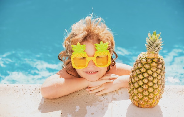 Bambino felice in piscina Ragazzo divertente che gioca all'aperto Concetto di vacanza estiva