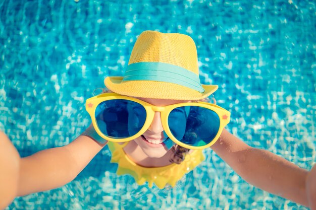 Bambino felice in piscina. Ritratto vista dall'alto