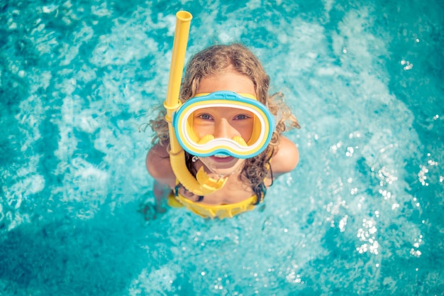 Bambino felice in piscina. Ritratto vista dall'alto