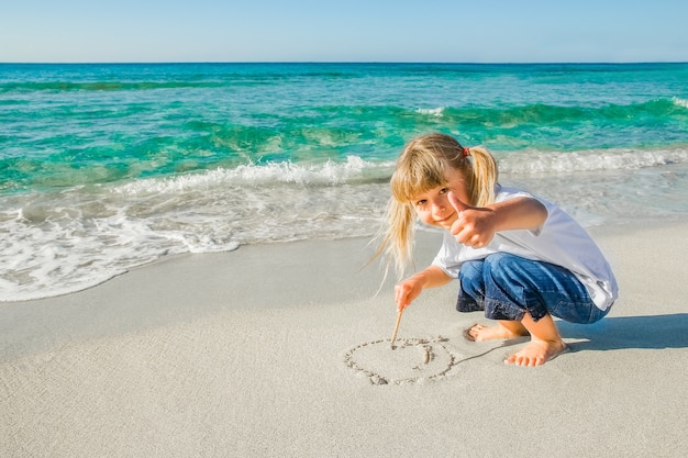 Bambino felice in riva al mare all'aria aperta