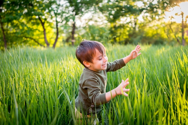 Bambino felice in vacanza estiva con tempo di vita divertente e felice