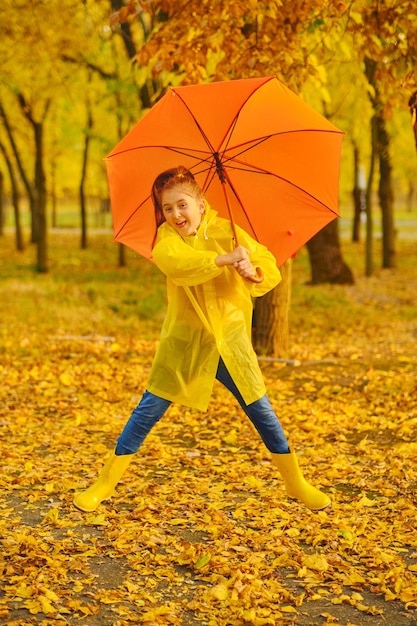 Bambino felice nel parco d'autunno
