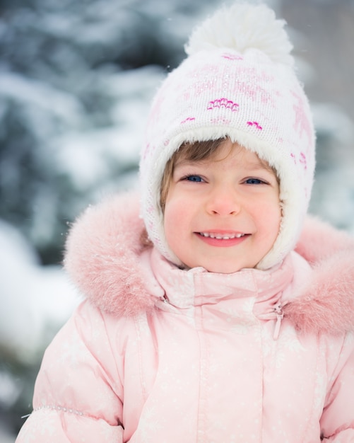 Bambino felice nel parco invernale