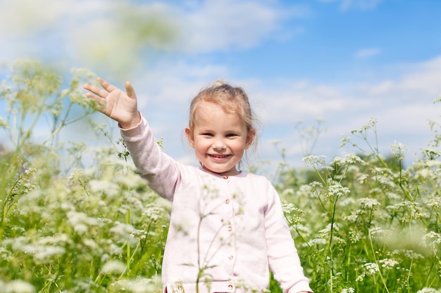 Bambino felice raccolta bouquet di fiori per la madre il giorno d'estate. Kid all'aperto in primavera. Vacanza in famiglia in campagna. Istruzione per bambini in età prescolare, concetto di natura di stile di vita sano dell'infanzia.