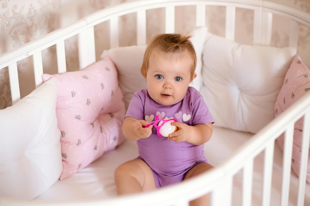 bambino felice seduto al tavolo in cucina e mangiare con appetito