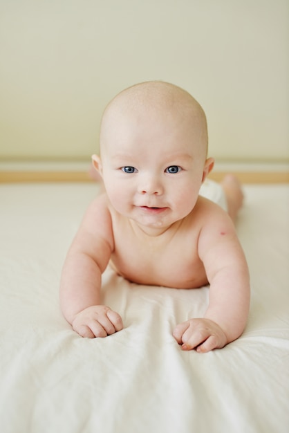 Bambino felice sul letto