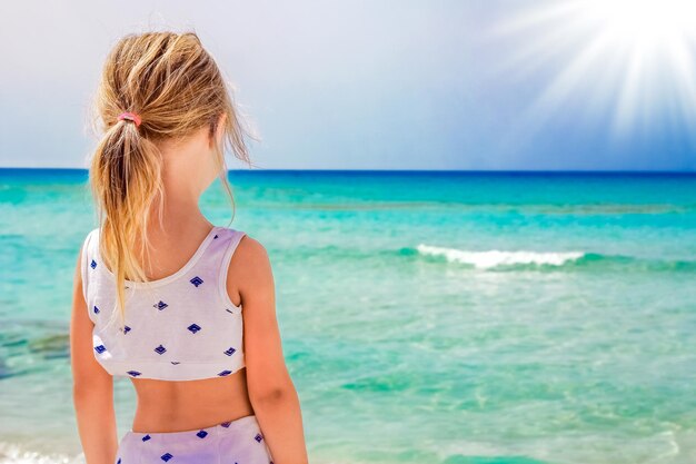 Bambino felice sulla spiaggia nella natura di Cipro