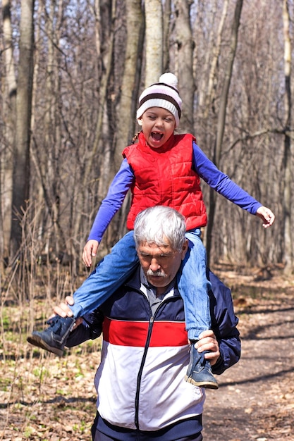 Bambino felice sulle spalle del nonno