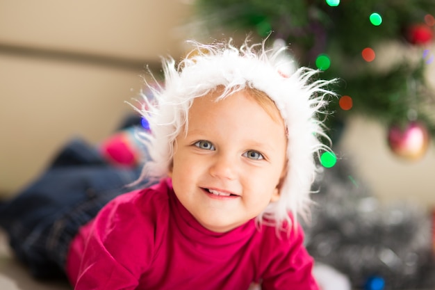 Bambino felice vicino all'albero di Natale