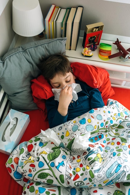 Bambino freddo sdraiato sul letto