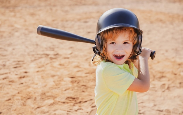 Bambino giocatore di baseball concentrato pronto a battere Kid in possesso di una mazza da baseball