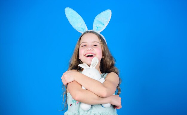 Bambino giocoso festeggia la Pasqua Vacanze primaverili Infanzia felice Buona Pasqua Pronto per il giorno di Pasqua Attività pasquali per bambini Coniglietta festiva con lunghe orecchie da coniglio Costume da coniglietto carino per bambini