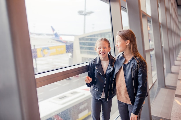 Bambino in aeroporto in attesa di imbarco