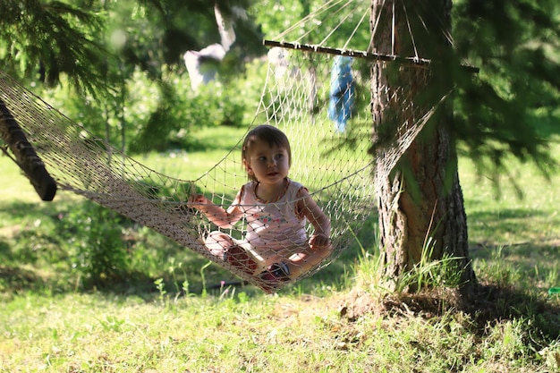 Bambino in amaca sulla natura