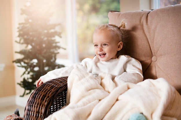 Bambino in bellissimo stile. Concetto di bambino di famiglia felice. Bellissimo bambino emotivo