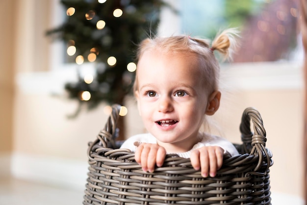 Bambino in bellissimo stile. Concetto di bambino di famiglia felice. Bellissimo bambino emotivo