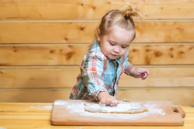 Bambino in cucina aiutando con la cottura giocando con la farina bambino posa su ver