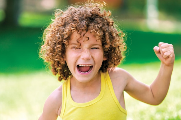 Bambino in età prescolare con baniyan