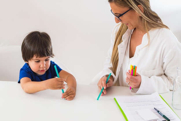 Bambino in età prescolare di psicologia che fa test logici