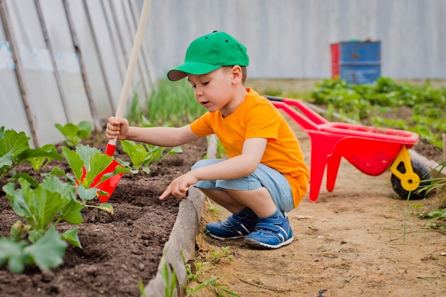 Bambino in giardino