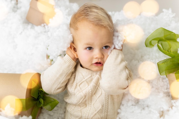 Bambino in interni di Natale Colori naturali