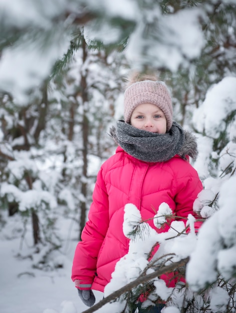 Bambino in inverno. Una bambina che gioca d'inverno fuori. Un bellissimo ritratto di bambino invernale. Bambino felice, divertimento invernale all'aperto.