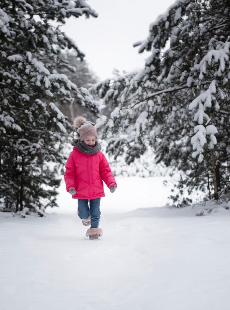 Bambino in inverno. Una bambina, che gioca fuori in inverno. Un bellissimo ritratto di bambino invernale. Bambino felice, divertimento invernale all'aperto.