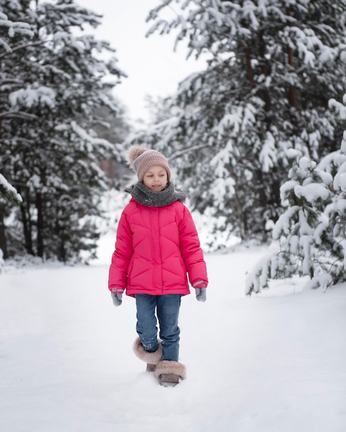 Bambino in inverno Una bambina che gioca fuori in inverno