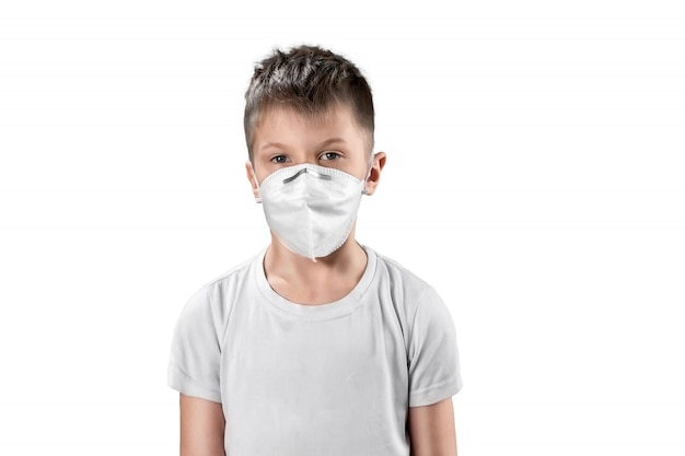 Bambino in maschera antipolvere bianco isolato su bianco