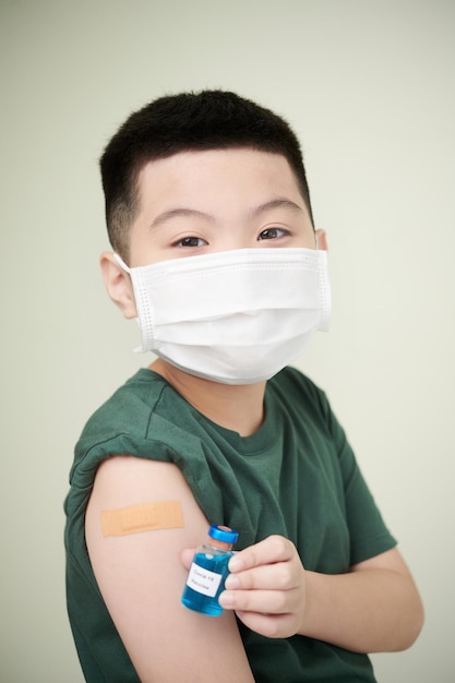 Bambino in maschera vaccinato da covid19