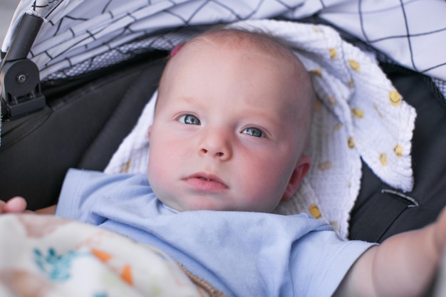 bambino in passeggino bambino carino felice che si diverte all'aperto