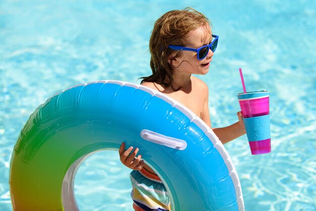 Bambino in piscina che gioca in acqua Bambini estivi Cocktail Vacanze e viaggi con bambini Bambini