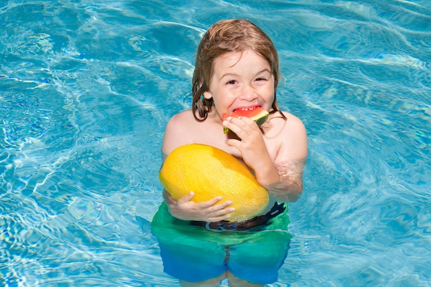 Bambino in piscina che gioca in acqua estiva Vacanze e viaggi con i bambini