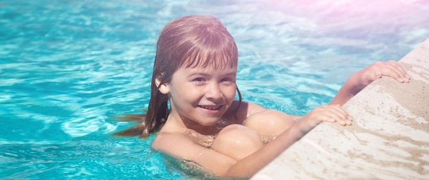 Bambino in piscina per bambini vacanze estive concetto banner per lo spazio della copia dell'intestazione di design