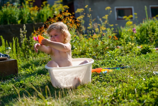 Bambino in piscina