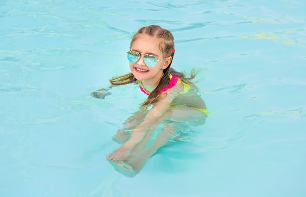 Bambino in piscina