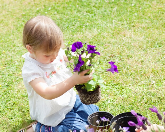 Bambino in possesso di un fiore