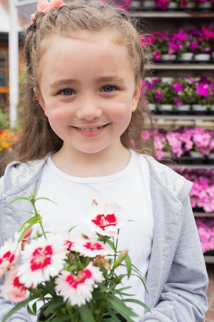 Bambino in possesso di un fiore