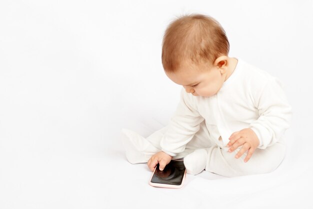 Bambino in possesso di un telefono cellulare isolato su sfondo bianco generazione z