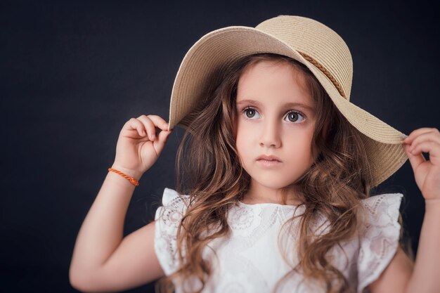 Bambino in studio in posa con abiti alla moda